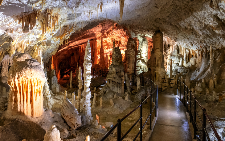 Höhlen von Postojna - die zweitgrößten für Touristen erschlossenen Tropfsteinhöhlen der Welt - © Matthew - stock.adobe.com