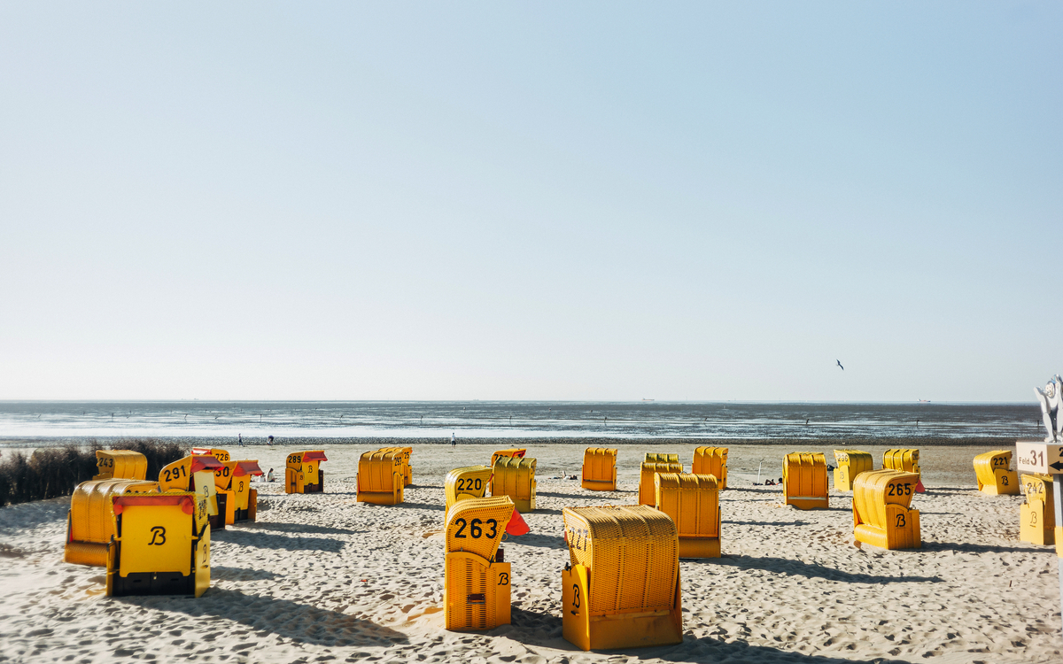 Strand am Nordsee-Wattenmeer in Cuxhaven-Duhnen, - © Till Heidrich - stock.adobe.com