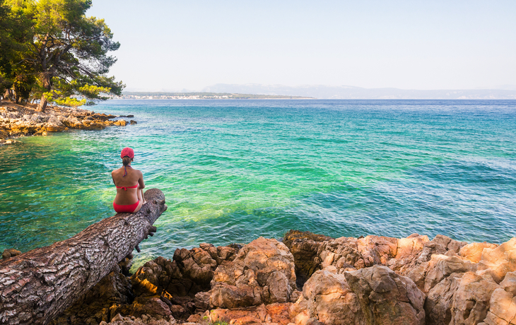 © blazekg - stock.adobe.com - Strand in der Nähe von Malinska auf Krk