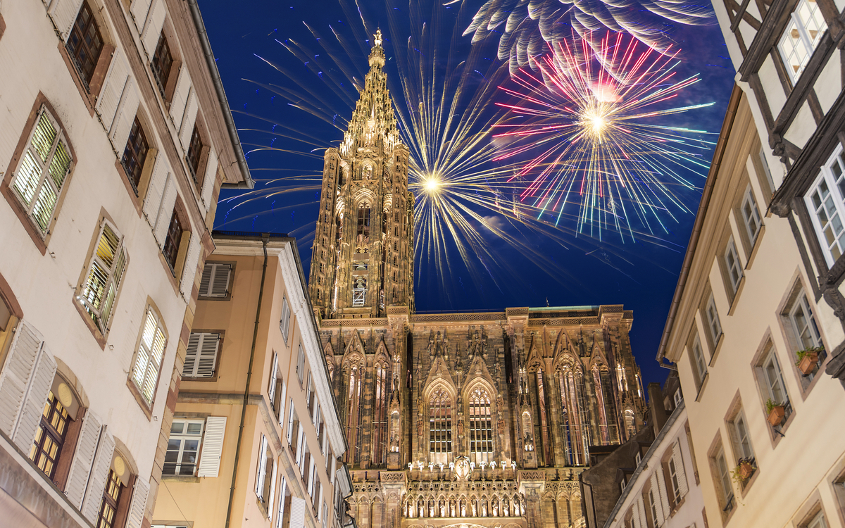 Feuerwerk über Notre Dame de Strasbourg zur Weihnachtszeit im Elsass, Frankreich - ©Savvapanf Photo © - stock.adobe.com
