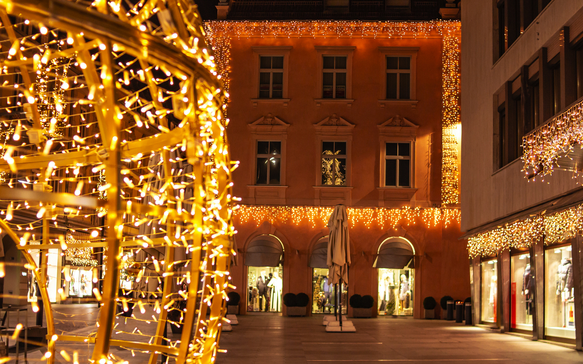 Weihnachtsbeleuchtung in Meran - © lotusblüte17 - stock.adobe.com