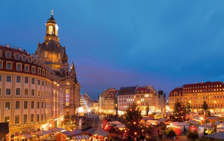 © Sabine Klein - Fotolia - Weihnachtsmarkt auf dem Neumarkt in Dresden, Deutschland