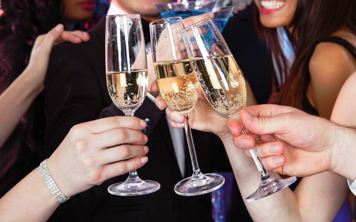 Friends Toasting Champagne At Nightclub - © apops - Fotolia