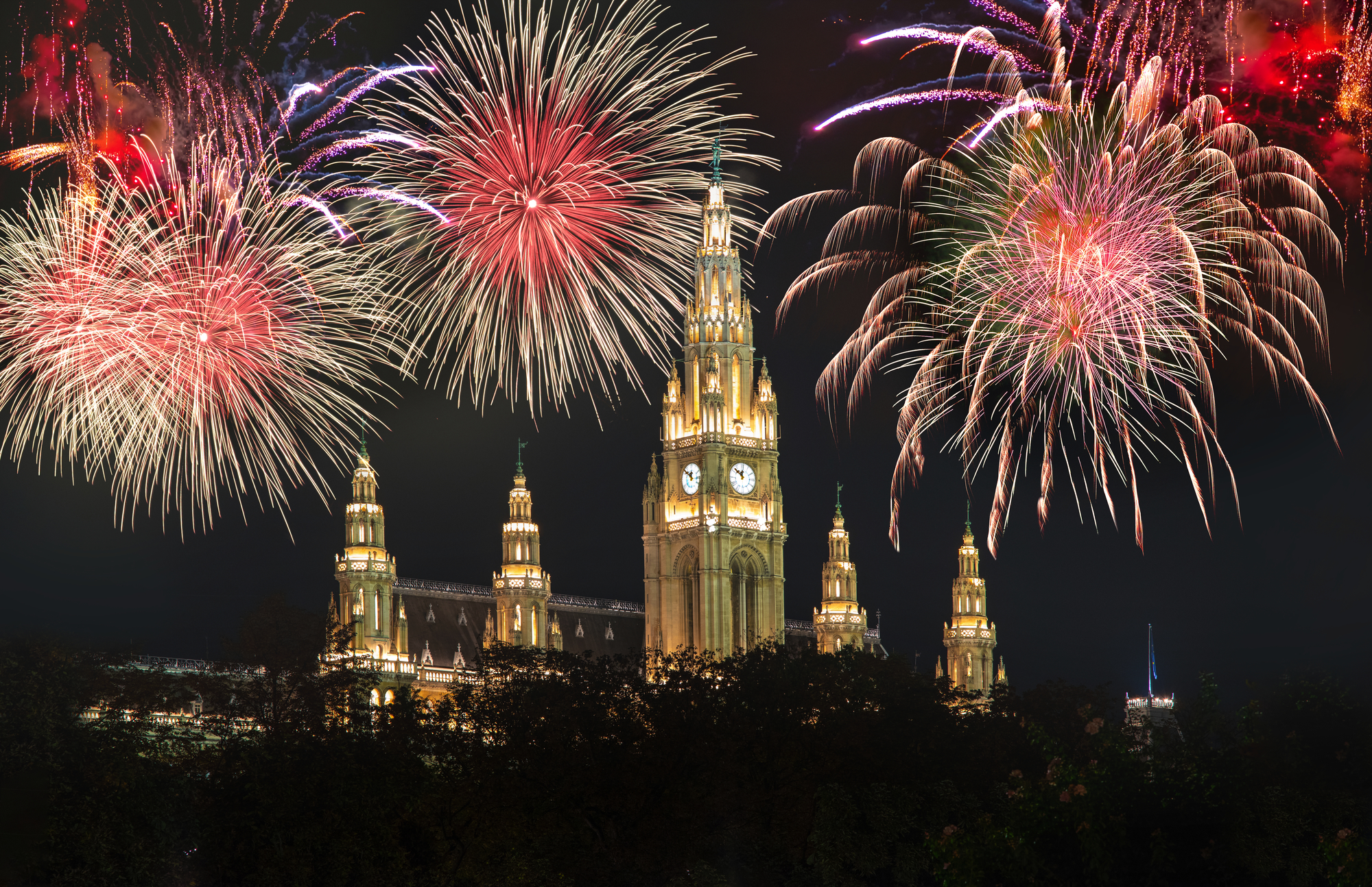 Silvesterfeuerwerk vor dem Wiener Rathaus - ©EKH-Picture - stock.adobe.com