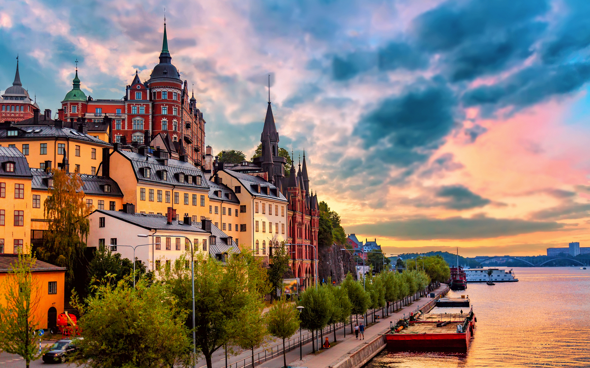 Stockholm im Sommer beim Sonnenuntergang - © Nikolay N. Antonov - stock.adobe.com