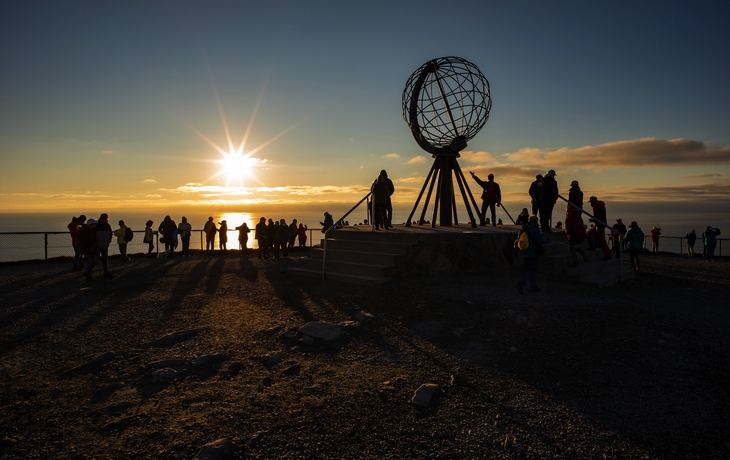 Touristen zur Mitternachtssonne am Nordkap