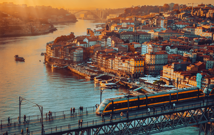 © James - stock.adobe.com - Skyline von Porto