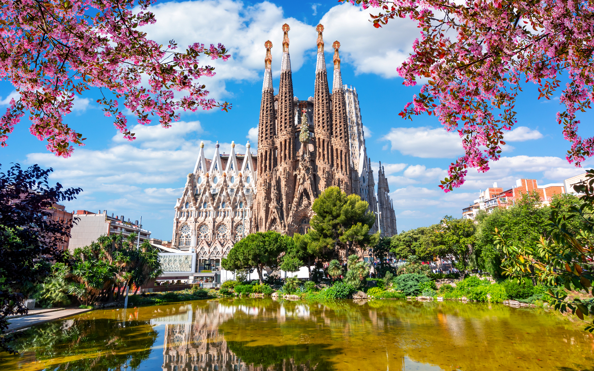 Kathedrale Sagrada Familia im Frühling in Barcelona - © Mistervlad - stock.adobe.com