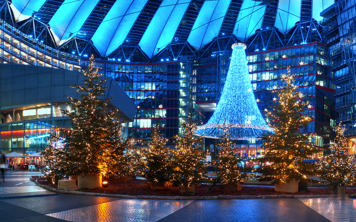 weihnachtlich geschmückter Potsdamer Platz in Berlin, Deutschland - © tilialucida - stock.adobe.com