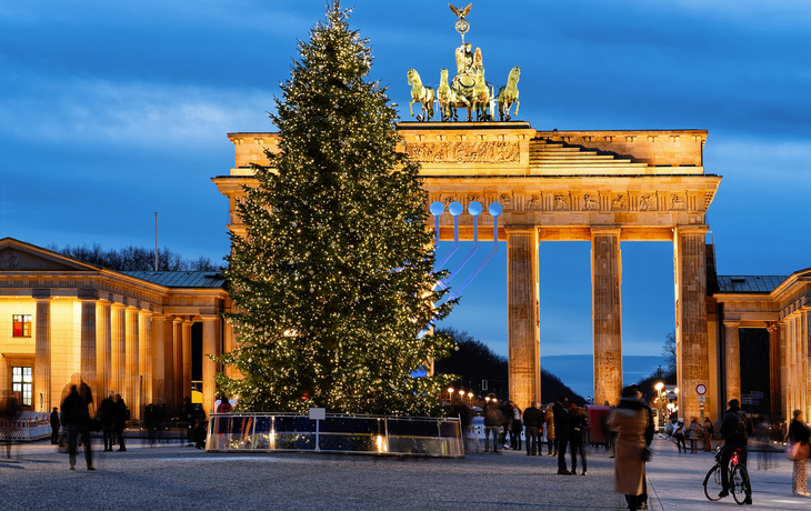 Weihnachtsbaum am Brandenburger Tor in Berlin, Deutschland - © Roman Babakin - stock.adobe.com