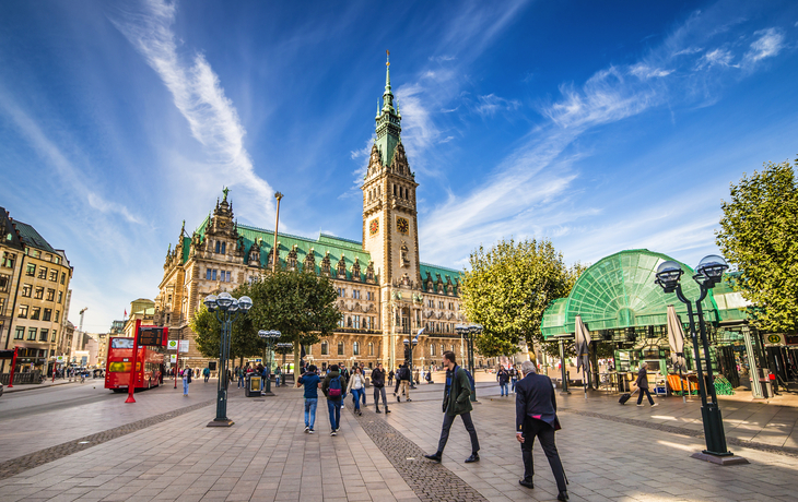 ©powell83 - stock.adobe.com - Rathaus von Hamburg, Deutschland