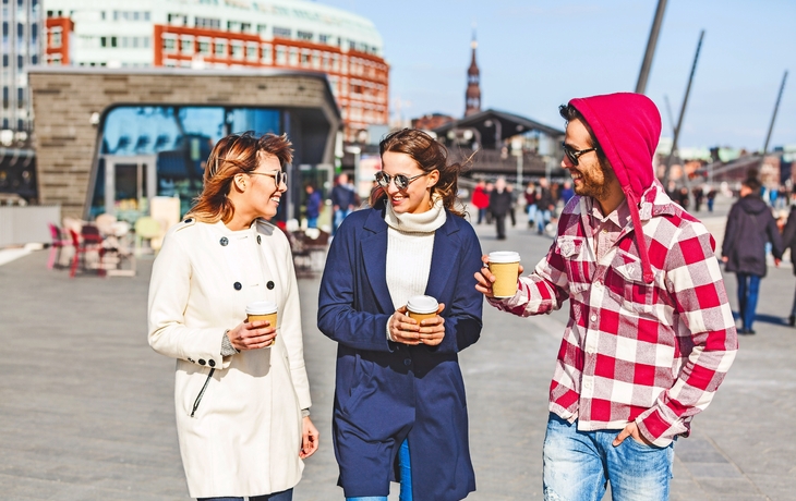 © william87 - stock.adobe.com - Spaziergang am Hamburger Hafen, Deutschland