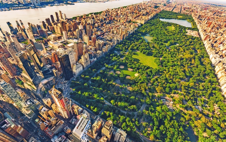 © Tierney - stock.adobe.com - Luftaufnahme von Manhattan nach Norden bis Central Park