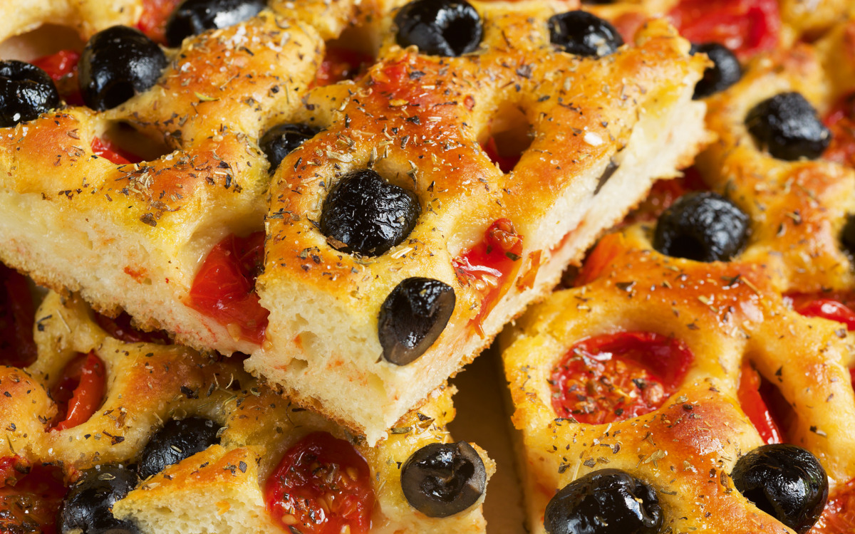 Focaccia Pugliese - Frisch gebackenes Focaccia - © Quanthem - Fotolia