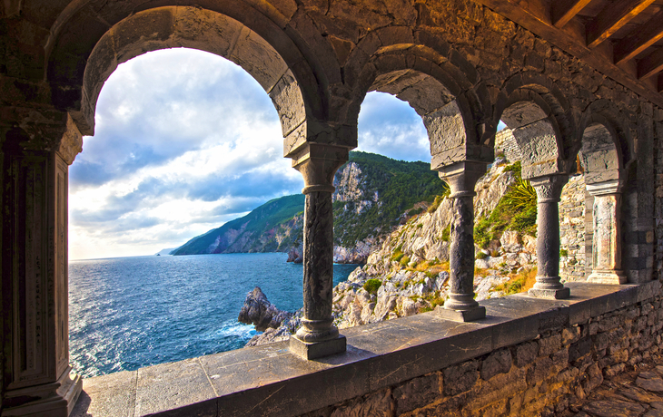 magischer Blick auf das Meer durch die Burg und die gotische Kirche St. Peter Bögen in Porto Venere,Ligurien,Italien - ©anko_ter - stock.adobe.com