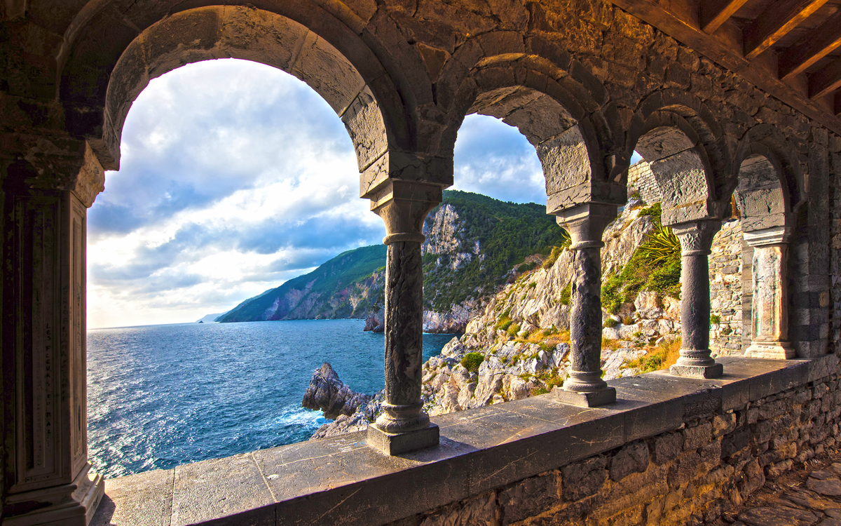 magischer Blick auf das Meer durch die Burg und die gotische Kirche St. Peter Bögen in Porto Venere,Ligurien,Italien - ©anko_ter - stock.adobe.com