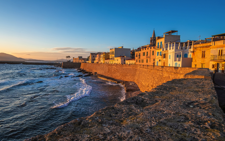 Stadtmauern von Alghero auf Sardinien, Italien - ©Luis - stock.adobe.com