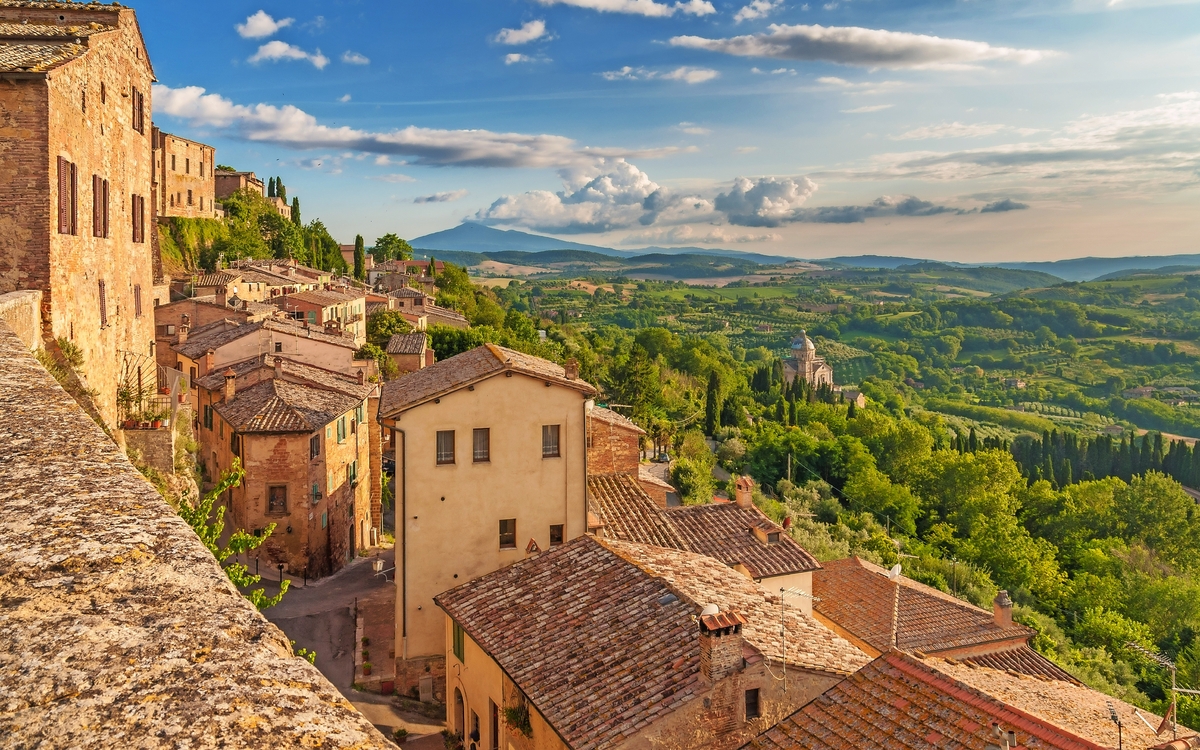 Montepulciano ist eine mittelalterliche Hügelstadt in der italienischen Toskana - © gentelmenit - Fotolia