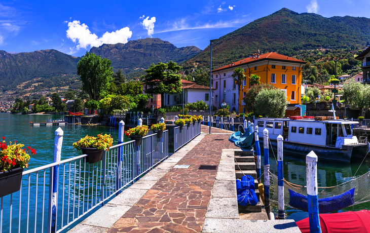 Insel Monte Isola und das Dorf Peschiera Maraglio am Iseosee - © Freesurf - stock.adobe.com