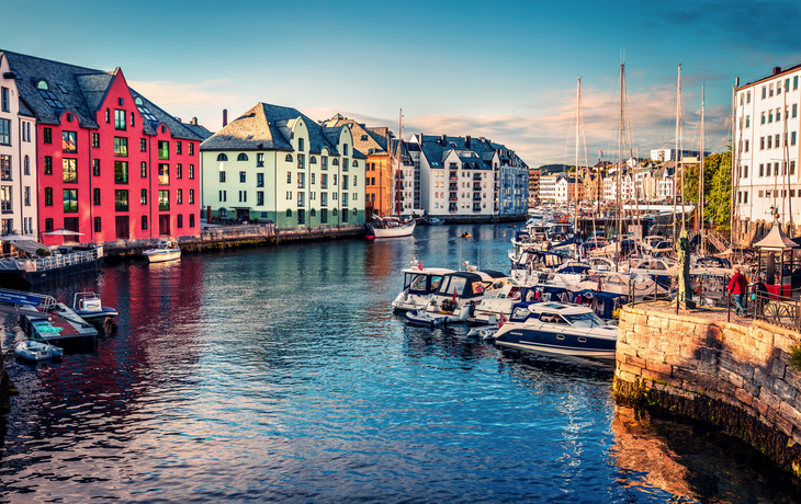 ©jojjik - stock.adobe.com - Hafenstadt Alesund am Eingang zum Geirangerfjord