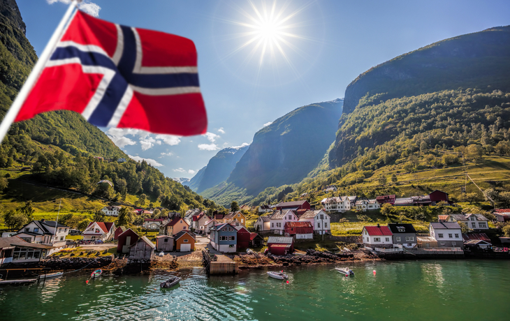 © Tomas Marek - stock.adobe.com - Fischerdorf Undredal am Aurlandsfjord