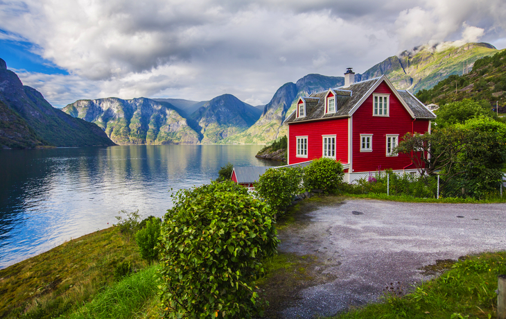 rotes Haus in Olden am Faleidfjord - © NataliaKabliuk.com