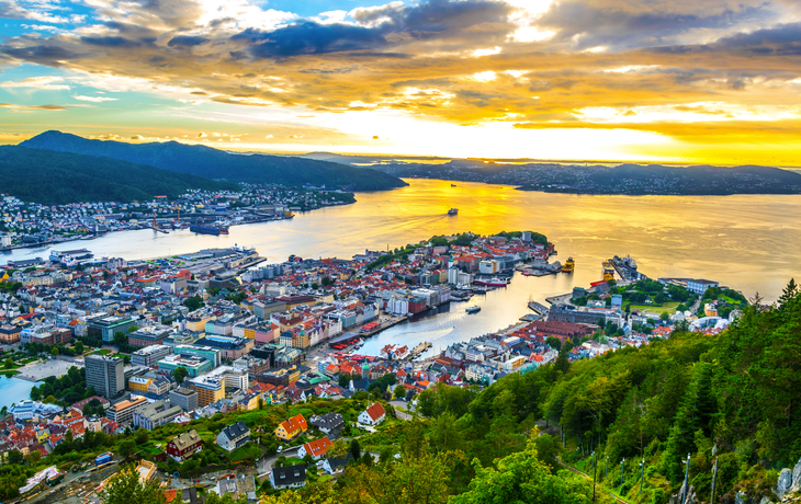 ©dudlajzov - stock.adobe.com - Blick vom Berg Fløyen über die norwegische Stadt Bergen