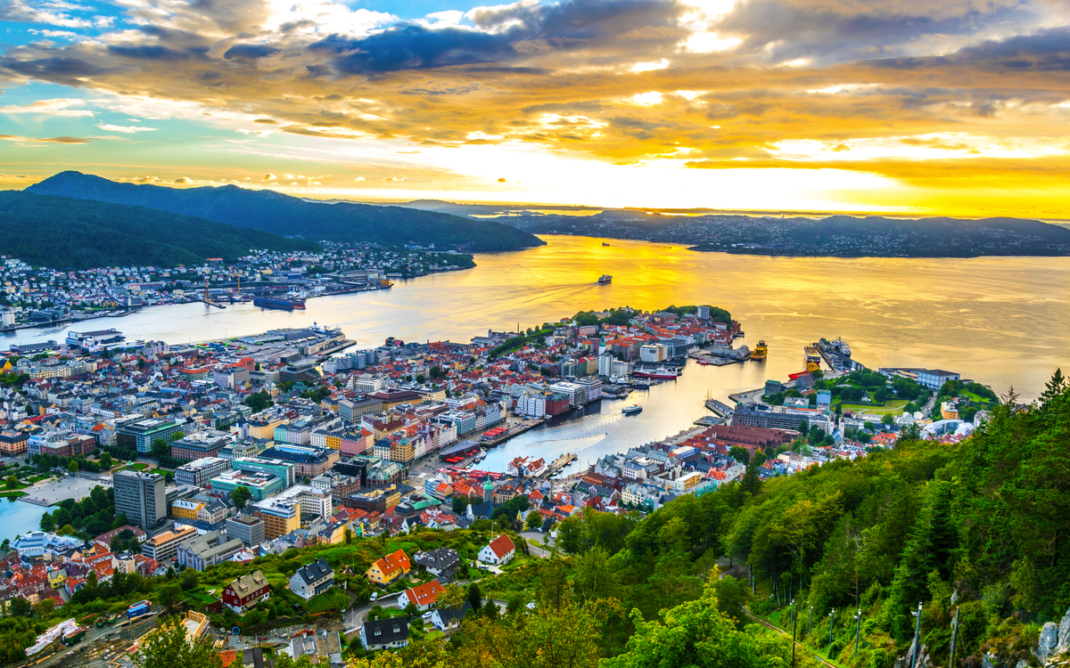 Blick vom Berg Fløyen über die norwegische Stadt Bergen - ©dudlajzov - stock.adobe.com