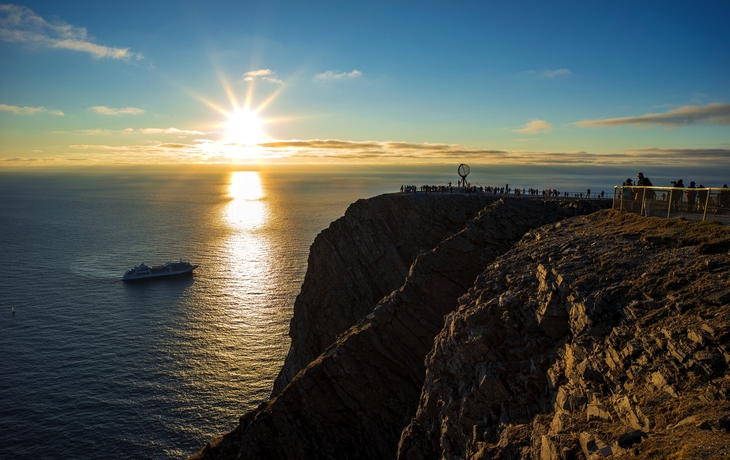 zur Mitternachtssonne am Nordkap - © RuZi - stock.adobe.com