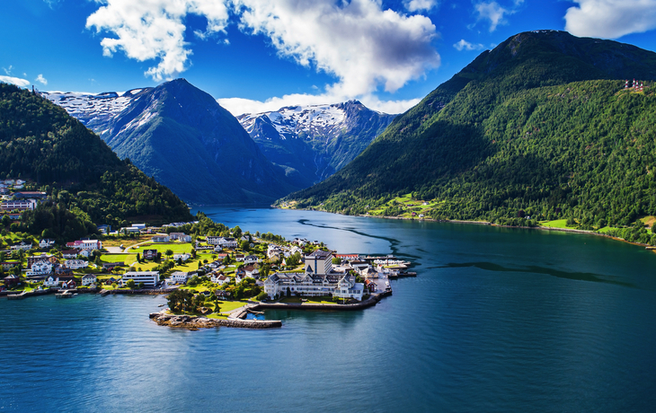 © mariusltu - stock.adobe.com - Balestrand im Sognefjord