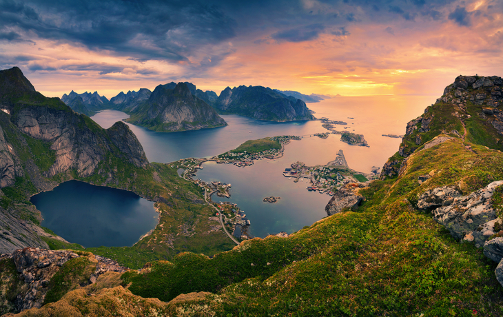 © Rudolf Balasko - stock.adobe.com  - Blick von Reinebringen auf die Lofoten