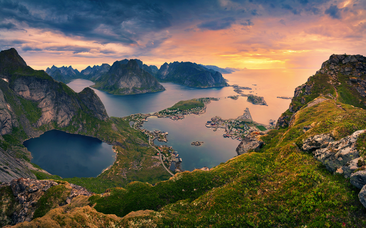 Blick von Reinebringen auf die Lofoten - © Rudolf Balasko - stock.adobe.com 