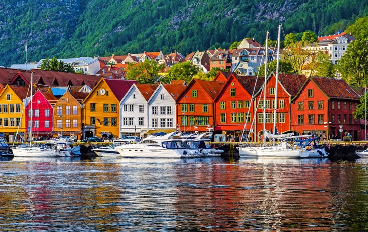 © olenatur - stock.adobe.com - Bergen, Norwegen. Ansicht von historischen Gebäuden in Bryggen-Hanseatic Kai in Bergen, Norwegen. UNESCO Weltkulturerbe