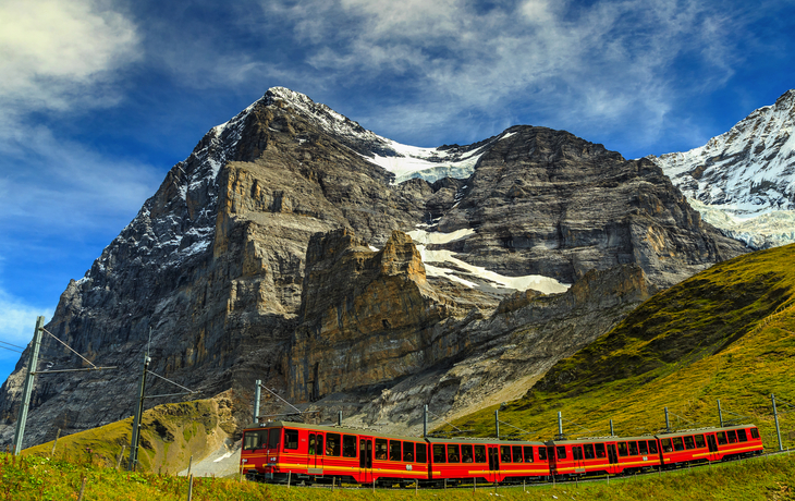 Elektrischer Touristenzug und Eiger-Nordwand,Bernese Oberland,Schweiz - ©janoka82 - stock.adobe.com