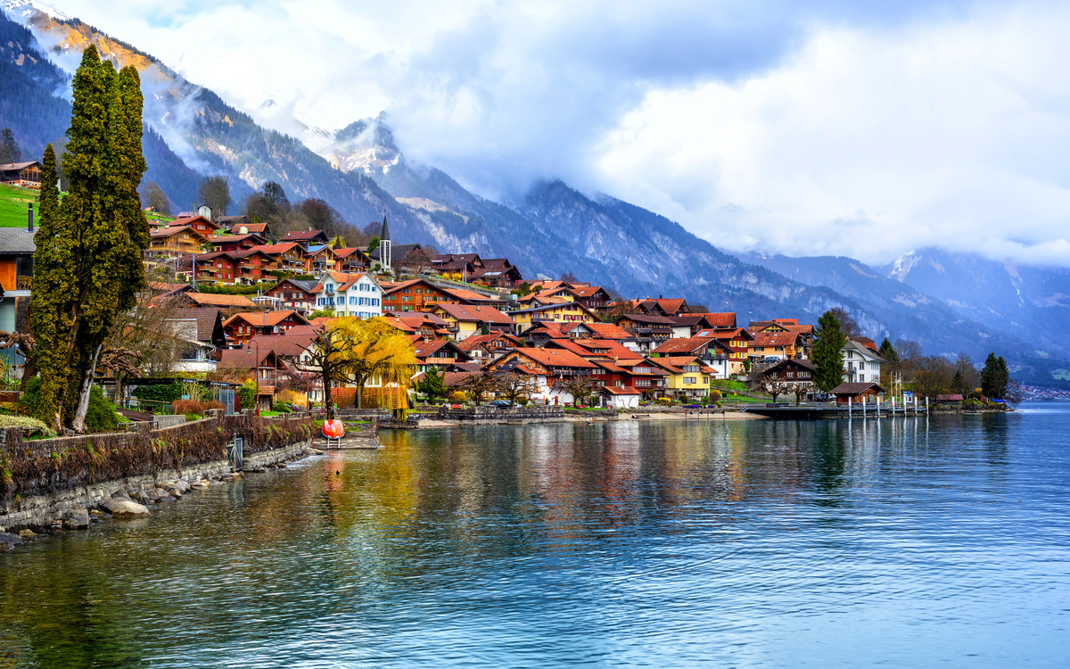 Interlaken am Brienzersee in der Schweiz - © Boris Stroujko - stock.adobe.com