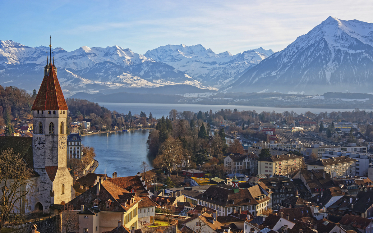 Panorama von Thun und dem Thunersee in der Schweiz - © Roman Babakin - stock.adobe.com