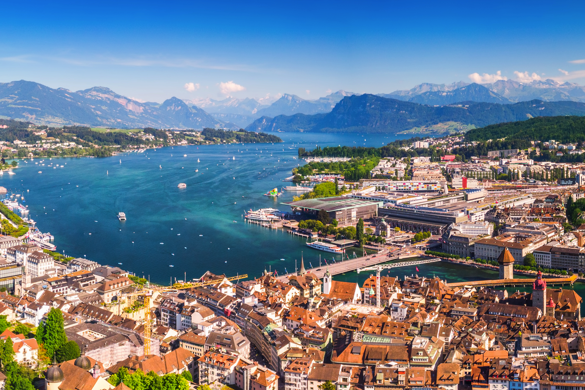 Luzern mit berühmter Kapellbrücke und Vierwaldstättersee - © Eva Bocek - stock.adobe.com