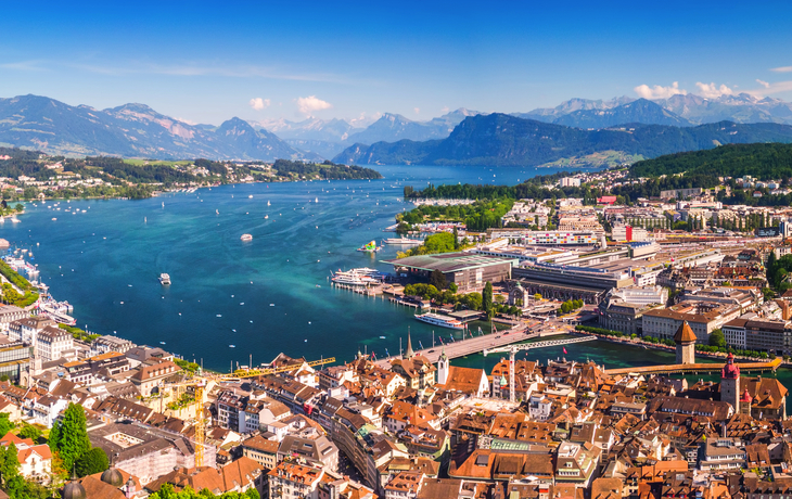 Luzern mit berühmter Kapellbrücke und Vierwaldstättersee