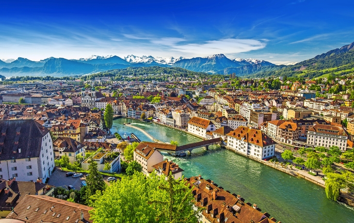 Pilatus Berg und historische Innenstadt von Luzern - © gevisions - stock.adobe.com