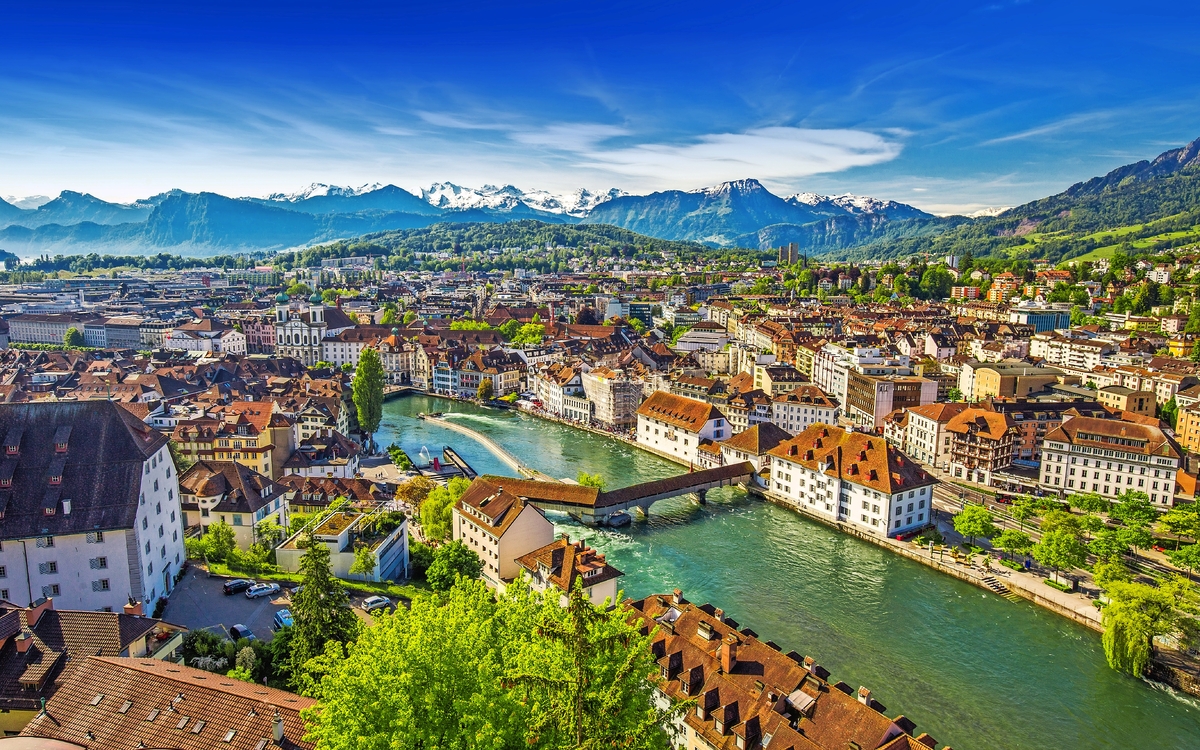 Pilatus Berg und historische Innenstadt von Luzern - © gevisions - stock.adobe.com