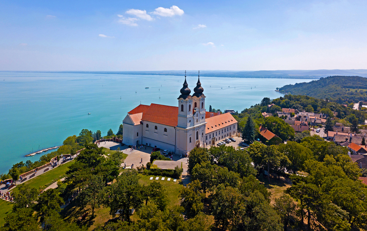 Luftaufnahme der Abtei Tihany am Plattensee