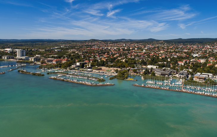 Ungarn - Küste und Hafen von Balatonfüred - © SAndor - stock.adobe.com