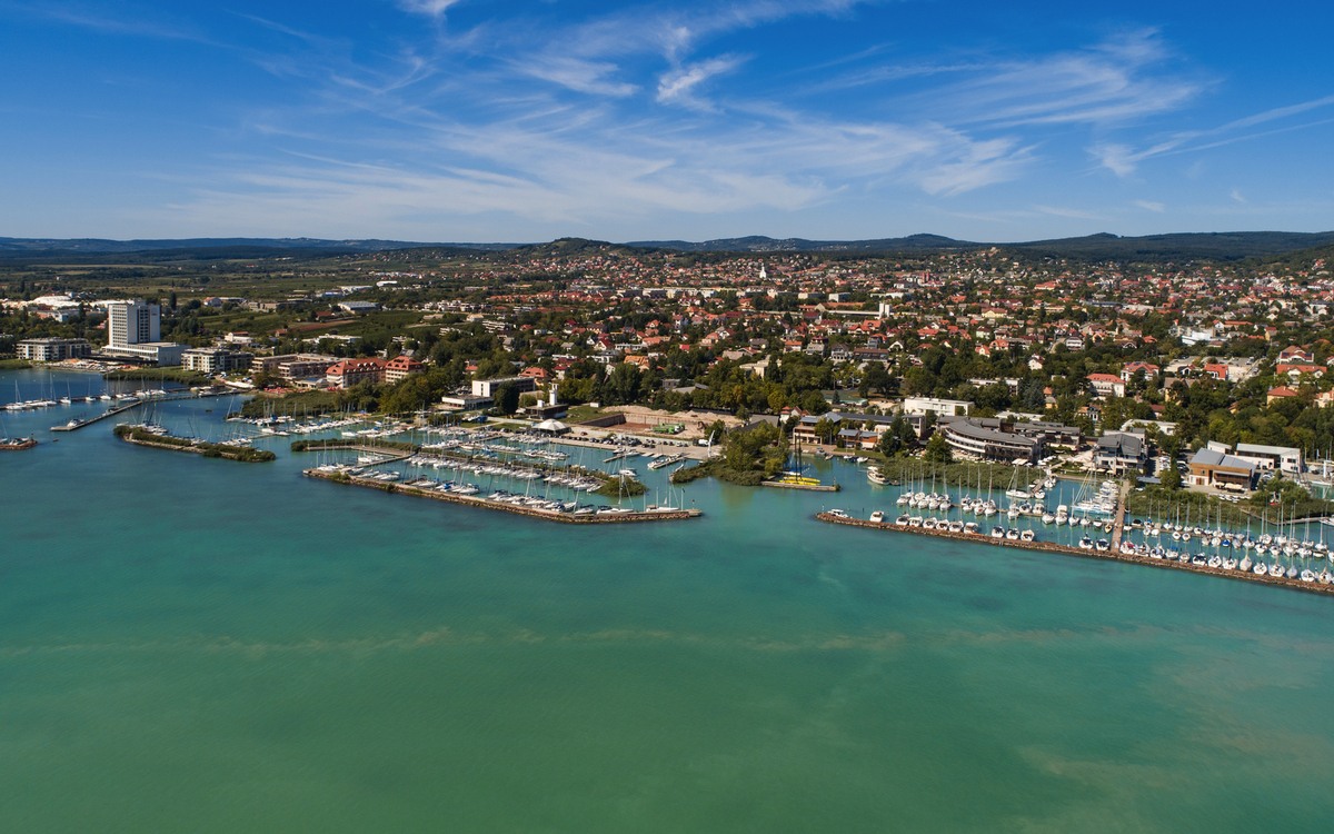 Ungarn - Küste und Hafen von Balatonfüred - © SAndor - stock.adobe.com