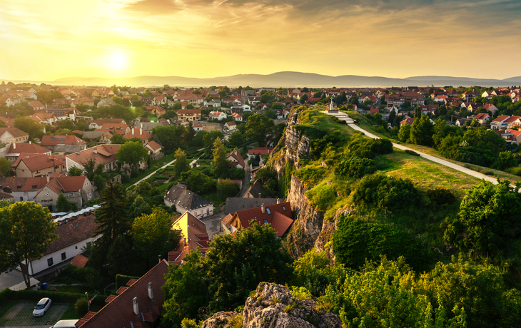 ger grüne Hügelgarten mitten in der Altstadt von Veszprem - © Bernadett - stock.adobe.com