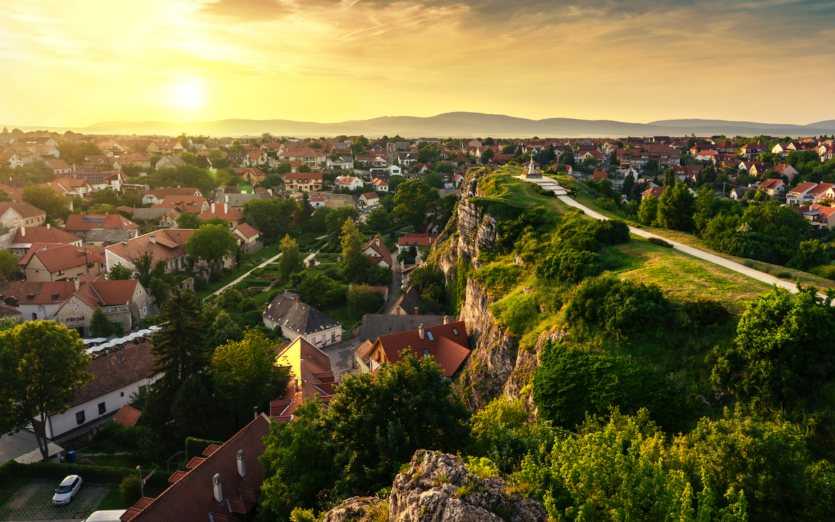 ger grüne Hügelgarten mitten in der Altstadt von Veszprem - © Bernadett - stock.adobe.com