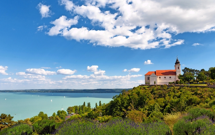 Abtei Tihany auf der Halbinsel Tihany am Balaton - © andras_csontos - stock.adobe.com