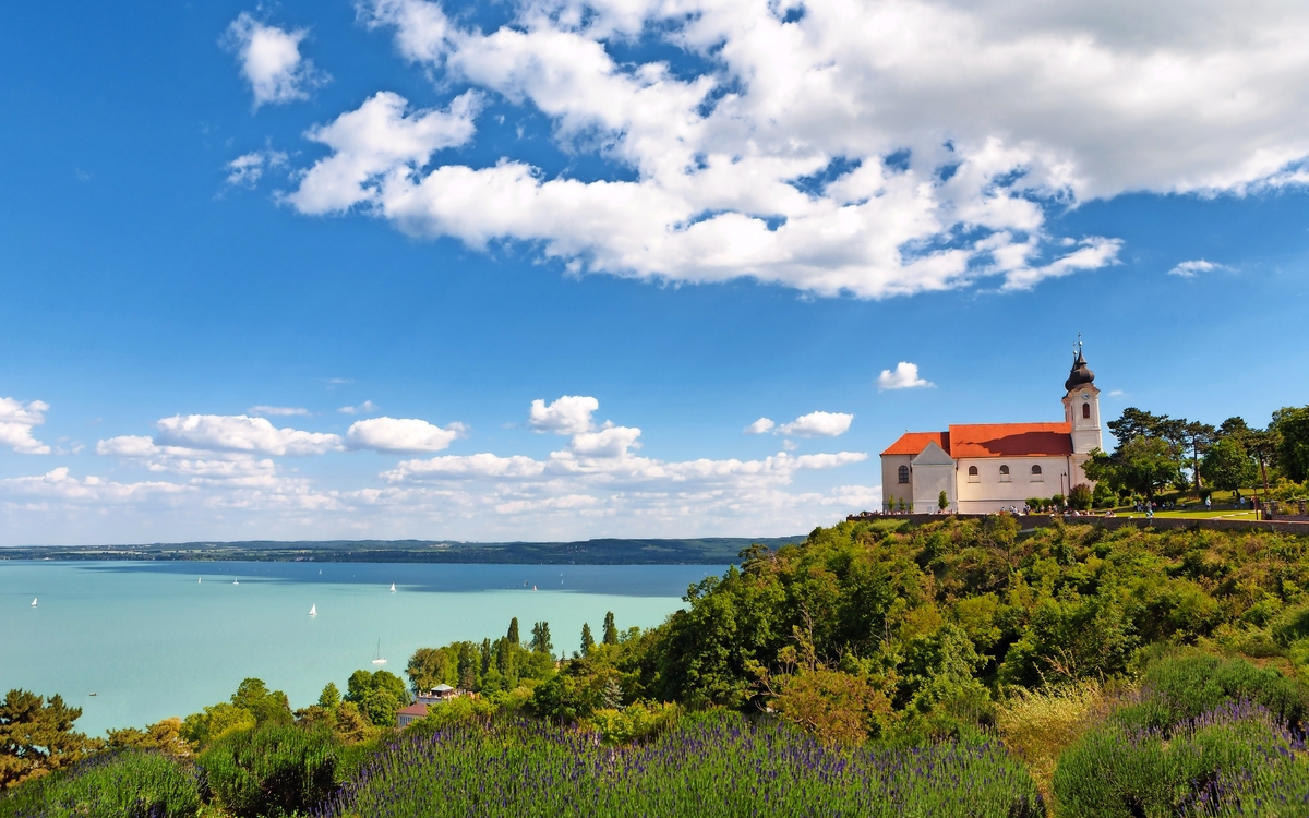 Abtei Tihany auf der Halbinsel Tihany am Balaton - © andras_csontos - stock.adobe.com