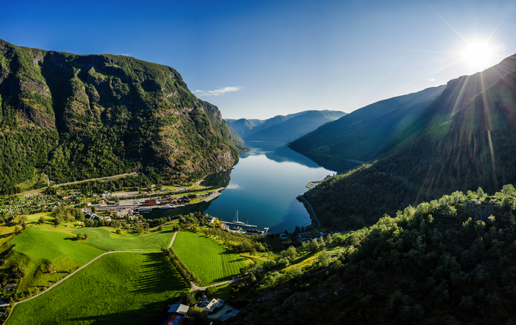 © Andrey Armyagov - Flåm im Aurlandsfjord