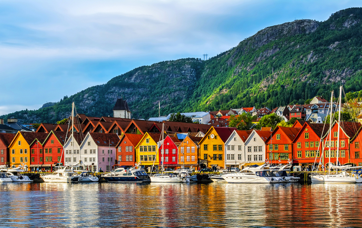 ©olenatur - stock.adobe.com - Bergen, Norway. View of historical buildings in Bryggen- Hanseatic wharf in Bergen, Norway. UNESCO World Heritage Site