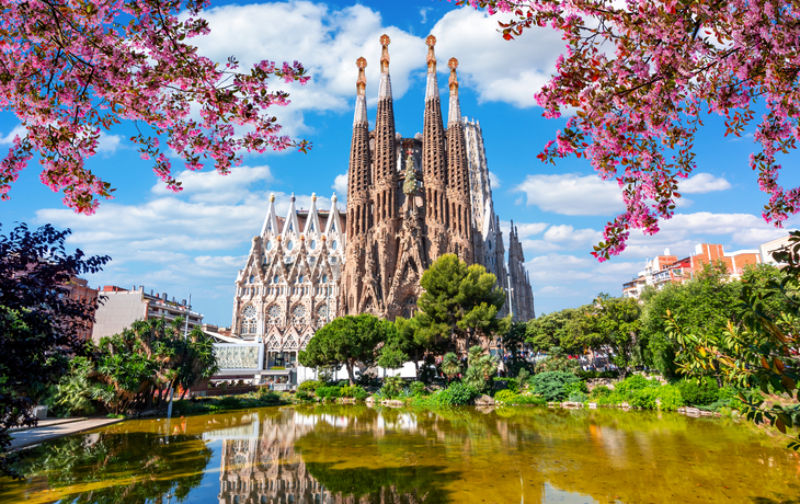 © Mistervlad - stock.adobe.com - Kathedrale Sagrada Familia im Frühling in Barcelona